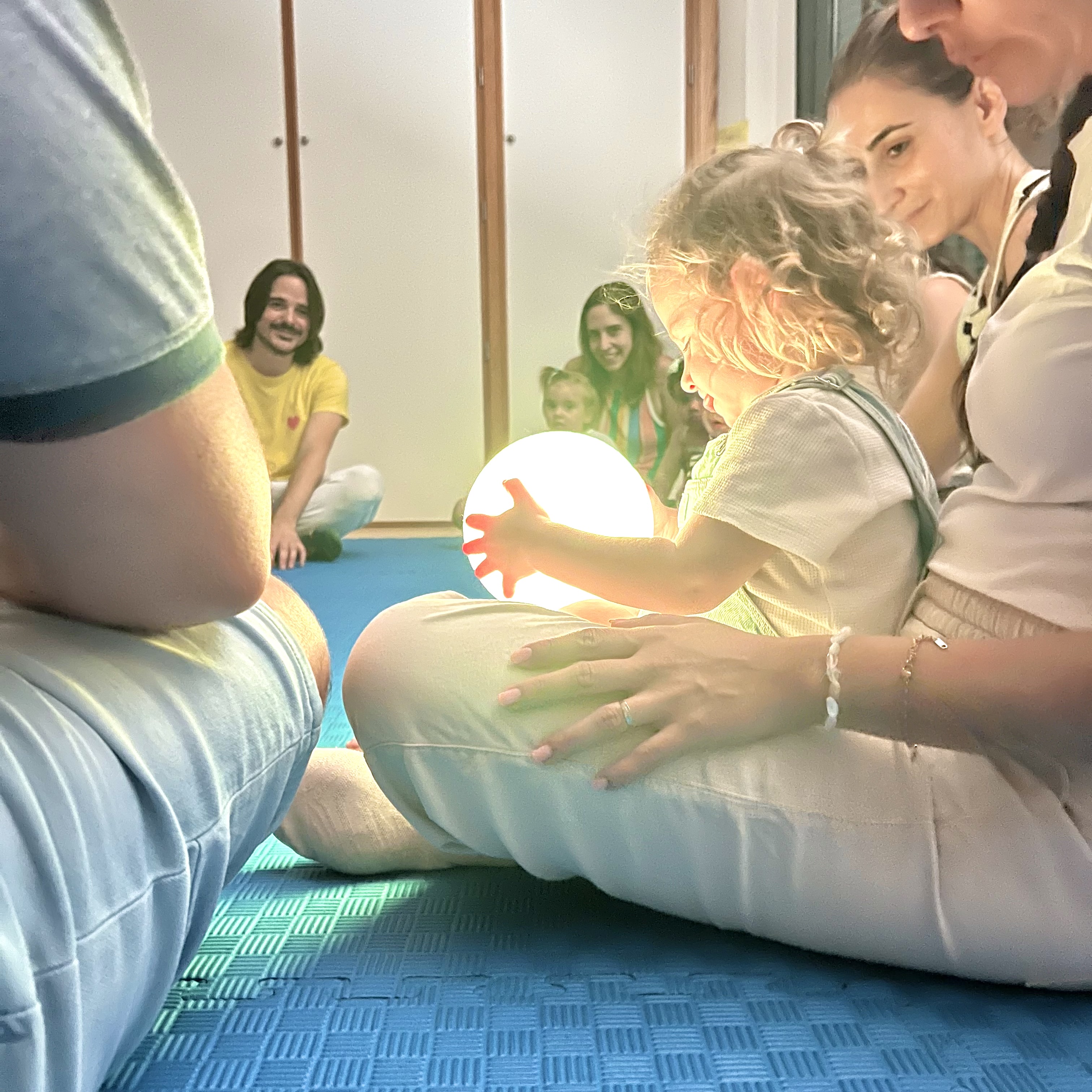5 juegos musicales en casa para bebés de 0 a 18 meses